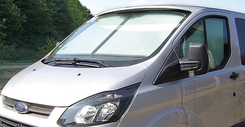 Ford Transit von außen mit zugezogener Fahrerhausverdunkelung an der Front- und Seitenscheibe