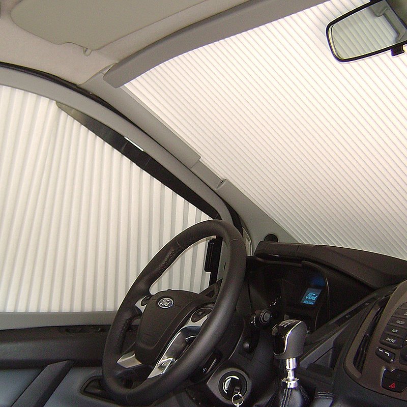 Ford Transit von Innen mit zugezogener Fahrerhausverdunkelung an der Front- und Seitenscheibe