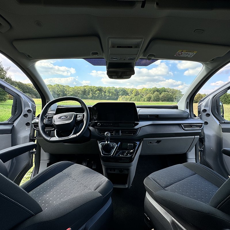 Innenansicht eines Ford V710 mit geschlossener REMIS Frontverdunkelung für Frontscheibe und Seitenfenster.
