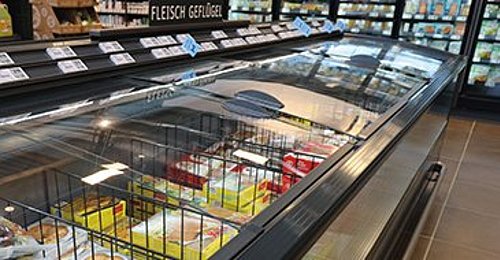 lange Kühltruhe mit Glasabdeckungen im Supermarkt