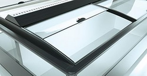 Reihe von Tiefkühltruhen mit dem modular aufgebauten Glasschiebedeckel „EcoFlex Push“ in Schrägansicht.