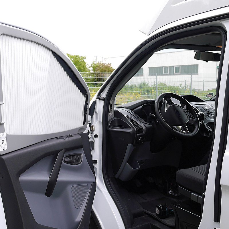 Tür eines Ford Transit mit zugezogener Fahrerhausverdunkelung an der Seitenscheibe