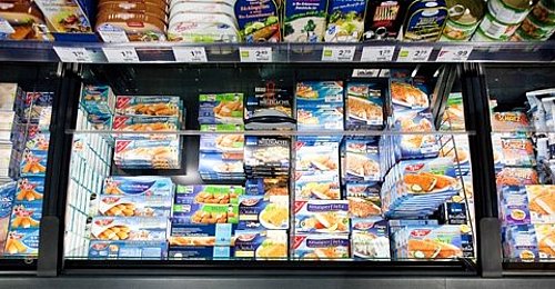 Reihe von Kühltruhen mit der transparenten Glasabdeckung „EcoFlex Push“ im Supermarkt von oben.