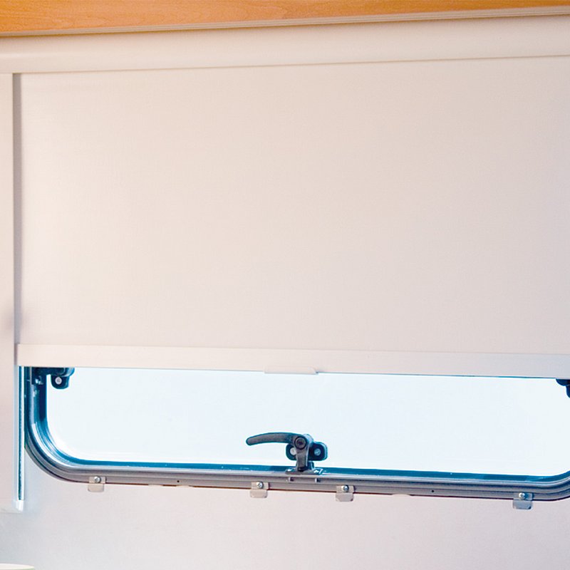 Das Doppel-Kassettenrollo "REMIflair I" eingebaut in einem Wohnwagen am Badezimmerfenster 