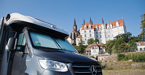 Sprinter mit städtischem Hintergund von vorne mit zugezogener Fahrerhausverdunkelung 