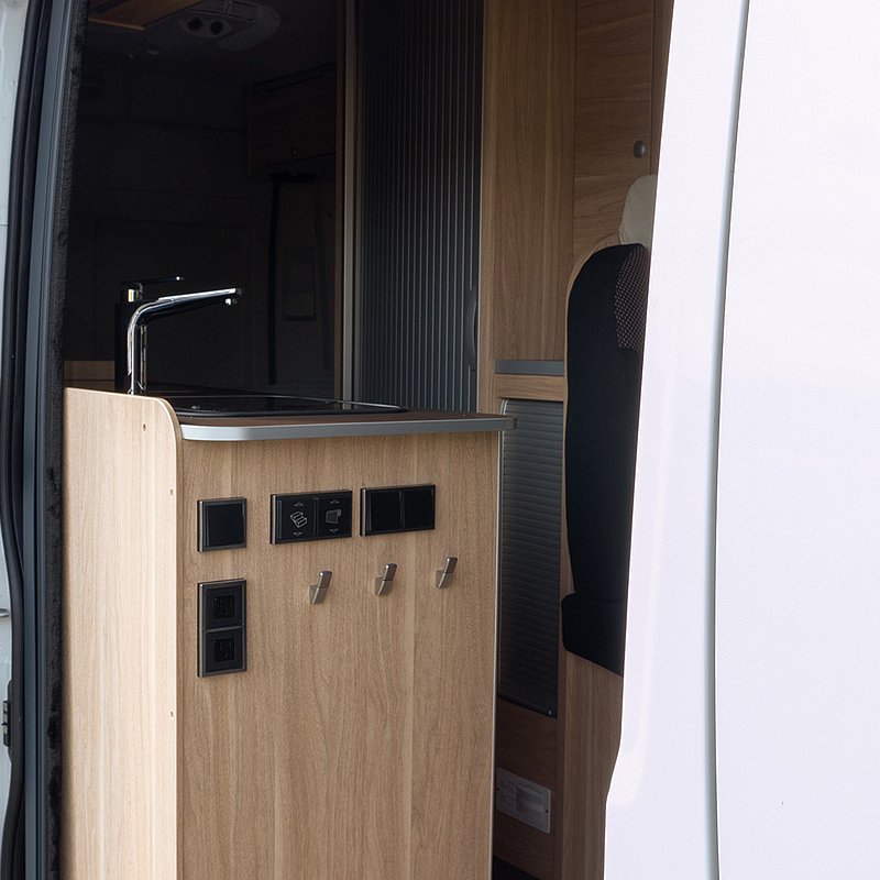 Geschlossene doch hochtransparente REMIcare Van Insektenschutztür an einem Fiat Ducato Wohnmobil 