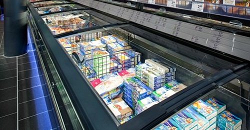 Reihe von Kühltruhen mit der modularen Glasabdeckung „EcoFlex Push“ im Supermarkt.