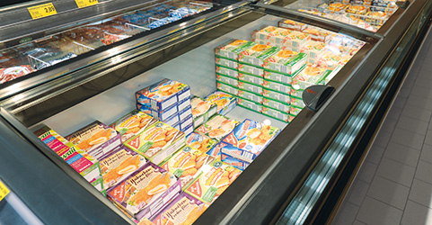 Tiefkühltruhe mit mit hochtransparentem Glasschiebedeckel „EcoFlex Push T“ im Supermarkt.