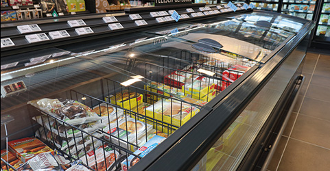 Tiefkühltruhe mit rahmenlosem Glasschiebedeckel „EcoFlex Slide“ mit hochwertiger Optik im Supermarkt.
