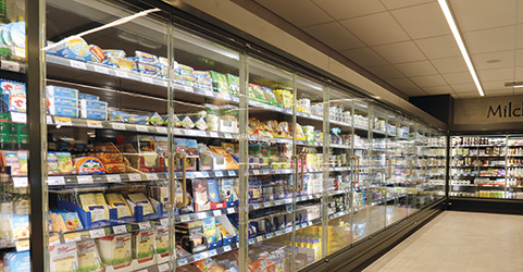 SafeFlex Klapptüren an einer Kühlregalwand im Supermarkt